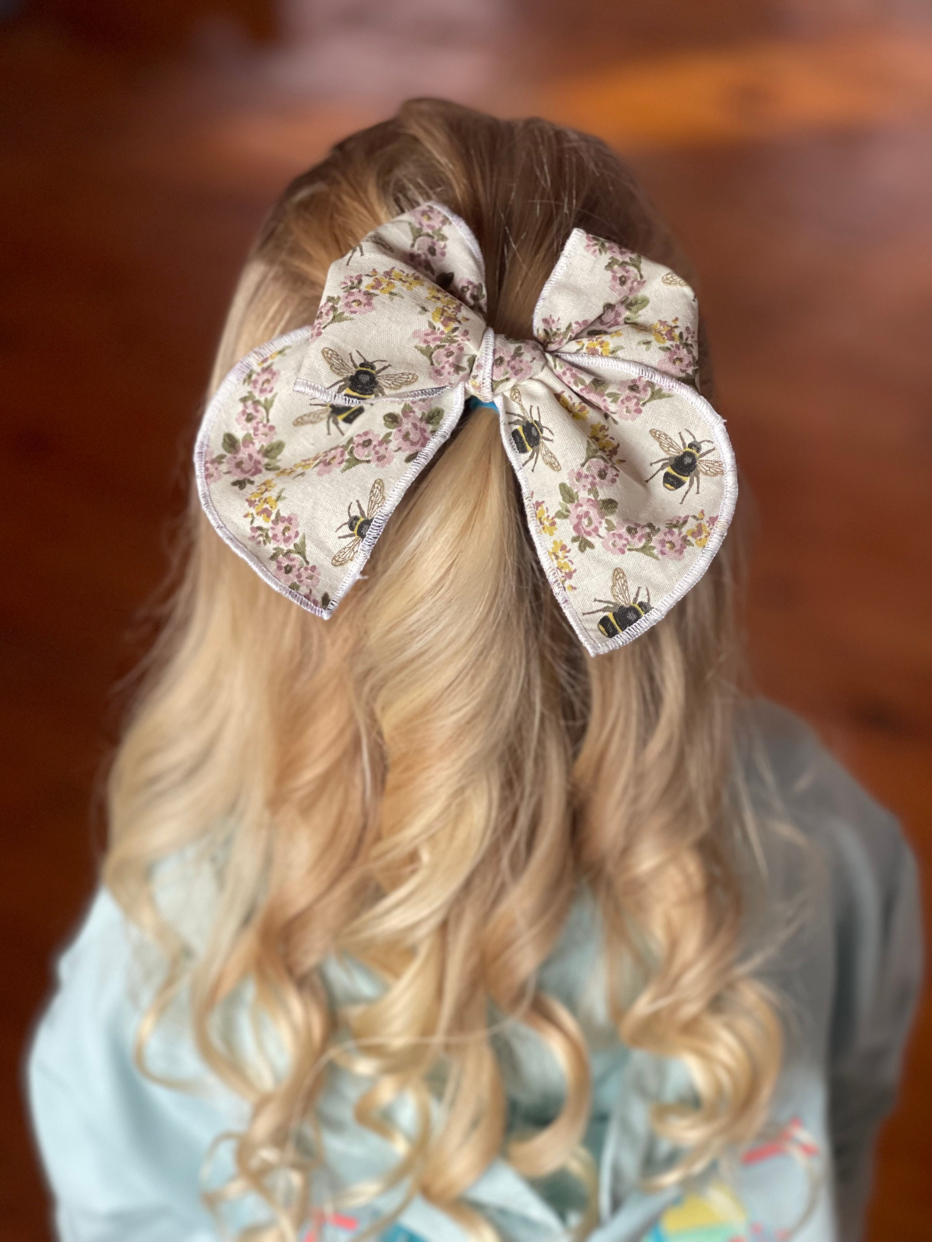 Fable Bow: Vintage Floral Bee